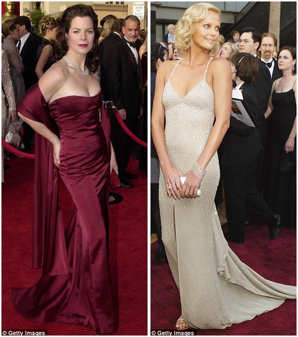 Đã tìm ra chiếc váy hoàn hảo nhất trên thảm đỏ - 13 Marcia Gay Harden (trái) hồi năm 2001; Charlize Theron (phải) hồi năm 2004; cả hai người đẹp đều diện váy ôm dáng với phần đuôi dài thướt tha.