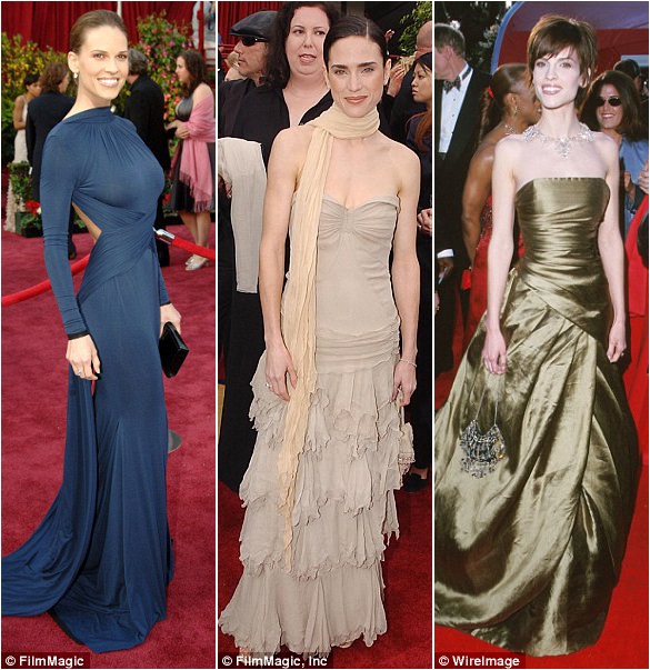 Đã tìm ra chiếc váy hoàn hảo nhất trên thảm đỏ - 6 Hilary Swank (trái) hồi năm 2005 lựa chọn đầm có tay; Jennifer Connelly (giữa) quàng khăn lên thảm đỏ hồi năm 2002. Cả hai lựa chọn này đều khiến họ bớt tỏa sáng. Trong khi đó, hồi năm 2000, Hilary Swank đã từng tỏa sáng với bộ đầm lấp lánh phản sáng.