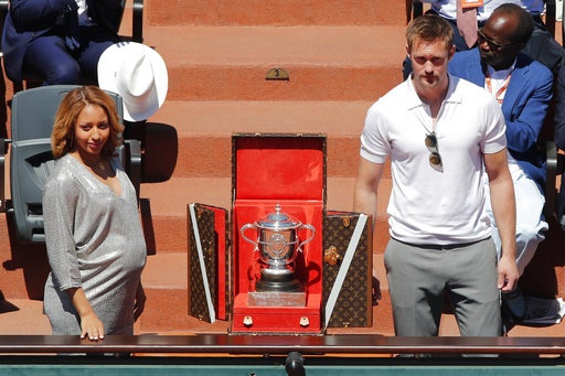 Khoảnh khắc ấn tượng trong trận chiến đưa Ostapenko vô địch Roland Garros - 1
Chiếc cúp vô địch Roland Garros dành cho các tay vợt nữ được đặt trước trận chung kết. Halep hoặc Ostapenko sẽ có vinh dự nhận chiếc cúp này