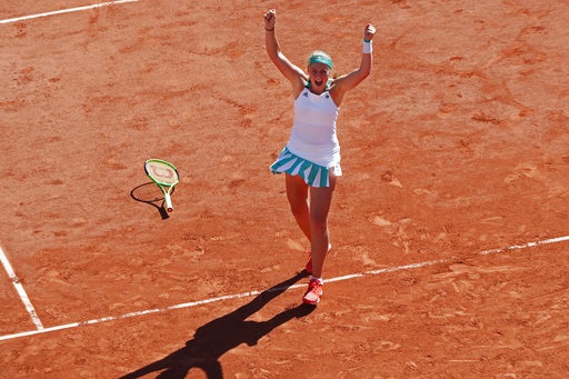 Khoảnh khắc ấn tượng trong trận chiến đưa Ostapenko vô địch Roland Garros - 7
Ostapenko buông vợt ăn mừng sau có được điểm quyết định tới chiến thắng