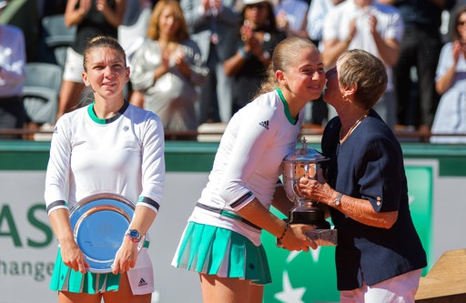 Khoảnh khắc ấn tượng trong trận chiến đưa Ostapenko vô địch Roland Garros - 11
Niềm hạnh phúc vẫn hiện nguyên trên gương mặt của tay vợt trẻ người Latvia. Trước Roland Garros, dường như khán giả thế giới còn chưa biết Ostapenko là ai, nhưng chỉ hai tuần sau tay vợt này đã vang danh khắp năm châu