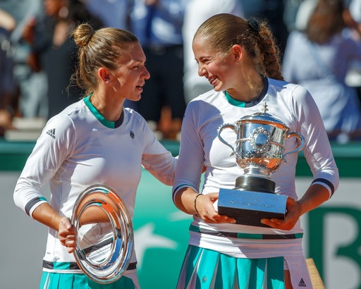 Khoảnh khắc ấn tượng trong trận chiến đưa Ostapenko vô địch Roland Garros - 12
Halep (trái) chia vui với Ostapenko, trong khi tay vợt trẻ vẫn chưa dứt sự sung sướng sau khi có được chiến thắng bất ngờ trước đối thủ đàn chị