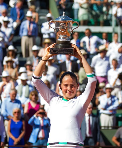 Khoảnh khắc ấn tượng trong trận chiến đưa Ostapenko vô địch Roland Garros - 14
Ostapenko giơ cao chiếc cúp với nguyên vẹn sự tự hào. Chỉ có thể nói về thành công của Ostapenko là một kì tích