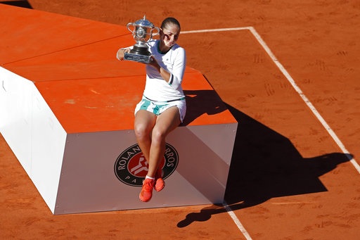 Khoảnh khắc ấn tượng trong trận chiến đưa Ostapenko vô địch Roland Garros - 15
Khoảnh khắc Ostapenko ngồi trên bục chiến thắng để khoe chiếc cúp vô địch