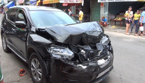 Kinh hoàng ô tô “điên” húc văng nhóm người đi bộ - 1 Chiếc xe ô tô gây tai nạn hư hỏng phần đầu.