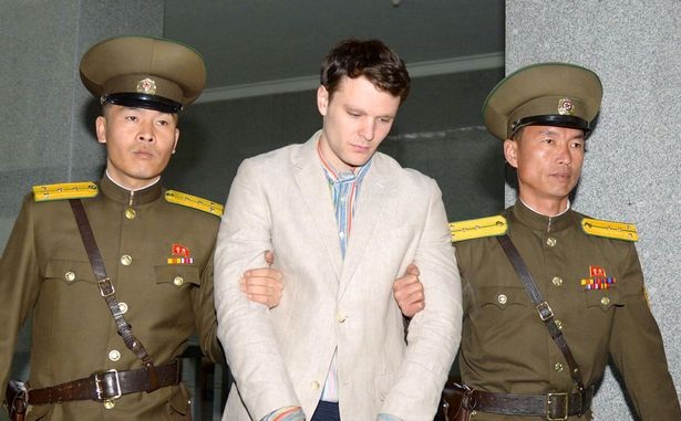 Lộ ảnh sinh viên Mỹ hôn mê sau khi được Triều Tiên phóng thích - 5 Otto Warmbier là sinh viên của Đại học Virginia, bị chính quyền Triều Tiên bắt giữ tại sân bay hồi tháng 1/2016 khi chuẩn bị kết thúc chuyến du lịch tại nước này. Trong ảnh: Otto bị áp giải tới tòa án Triều Tiên năm 2016 (Ảnh: AFP)
