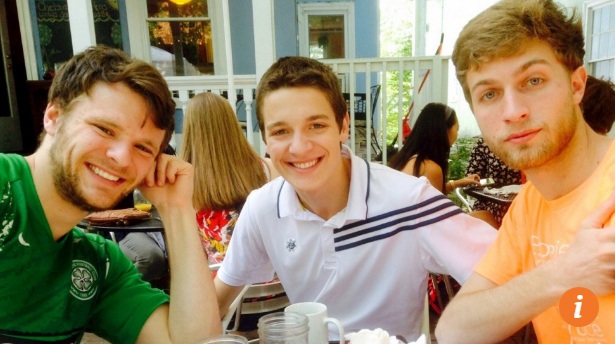 Bạn cùng phòng tiết lộ thời điểm nam sinh Mỹ bị Triều Tiên bắt giữ - 2
Warmbier (trái) và những người bạn trong một bức ảnh cũ (Ảnh: Sanjana Sekhar)