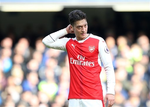 Arsenal đang lâm vào khủng hoảng? - 1
Ozil đang dính nhiều tin đồn sẽ rời Arsenal vào mùa hè tới