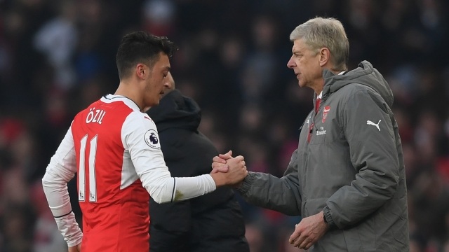 Mesut Ozil - Kẻ “lạc lối” ở Arsenal - 2 HLV Wenger tỏ ra thiếu nhạy bén trong việc điều chỉnh Ozil trở lại quỹ đạo quen thuộc