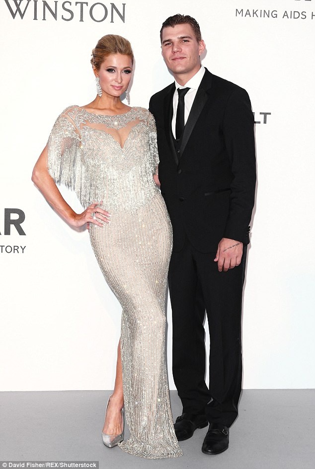 
Paris Hilton chia sẻ với báo giới rằng sau khi dự tiệc với 1 đám trẻ nhỏ vào tuần trước, cô càng cảm thấy khao khát có 1 gia đình
