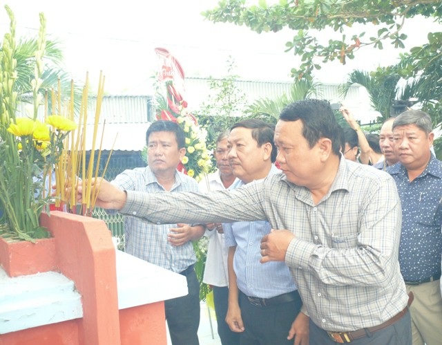 Bão Linda 20 năm trước là bài học đắt giá trong phòng chống thiên tai - 2 Lễ thắp hương tại Bia tưởng niệm đồng bào bị tử nạn trong cơn bão số 5, tại xã Khánh Hội, huyện U Minh, tỉnh Cà Mau.