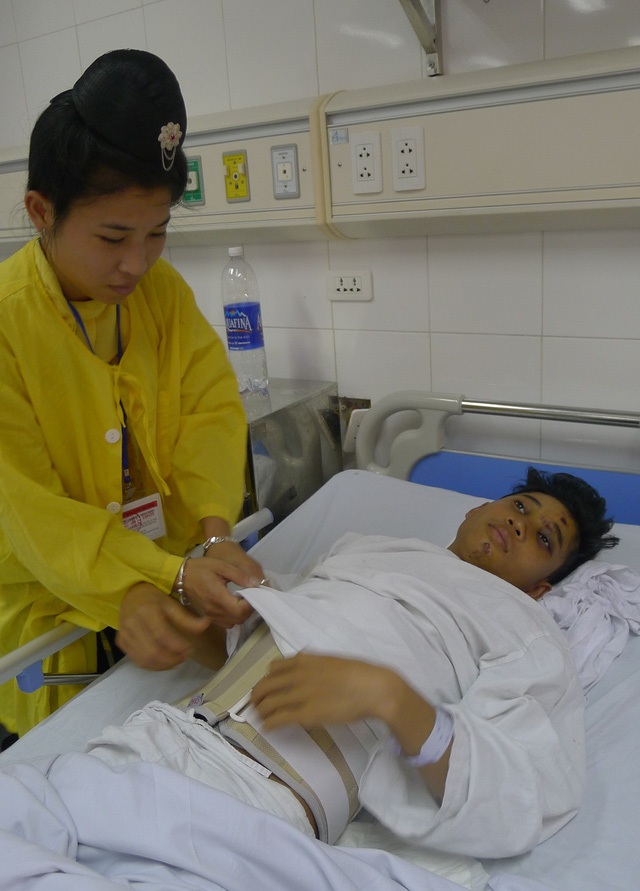 Nhờ tấm lòng bạn đọc Dân trí, em Lò Văn Mai đã hồi phục đi lại được - 1 Bị ngã từ độ cao 4 mét khi đi hàn sắt thuê khiến cho tính mạng của em Lò Văn Mai vô cùng nguy kịch. Em đã tưởng chừng phải sống cuộc đời thực vật mãi mãi khi không có đủ tiền phẫu thuật.