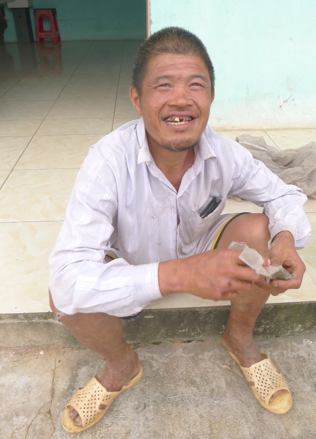 Hơn 62 triệu đồng đến với hai chị em cô bé có mẹ đi tù, bố điên dại - 3 Mẹ đi tù, bố của Hồng suốt ngày lang thang khắp mọi nơi xin ăn.