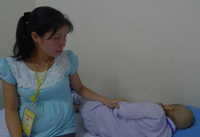Cô bé Ngọc Ánh bị ung thư máu đã mãi mãi ra đi - 3 Với hi vọng cứu được mạng sống của Ánh, mẹ em có bầu lần thứ 3 để lấy máu cuống rốn của em cứu Ánh.