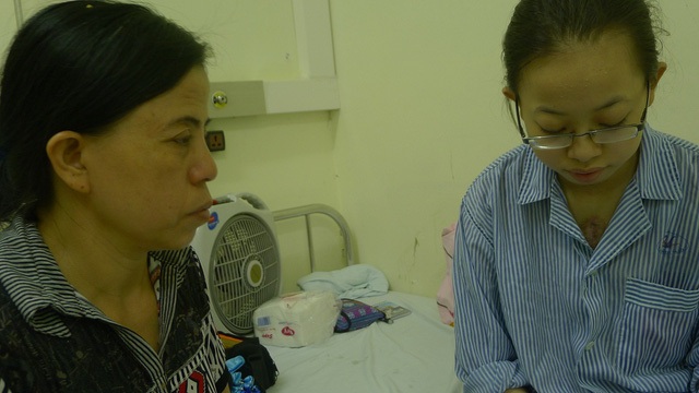 Hơn 68 triệu đồng đến với cô bé Thúy Hiền 4 năm ở viện - 2 Bản thân chị Thảo là công nhân vệ sinh môi trường nhưng từ lâu cũng phải nghỉ làm để lên viện chăm con. 4 năm con đi viện khiến chị kiệt quệ không thể lo nổi.