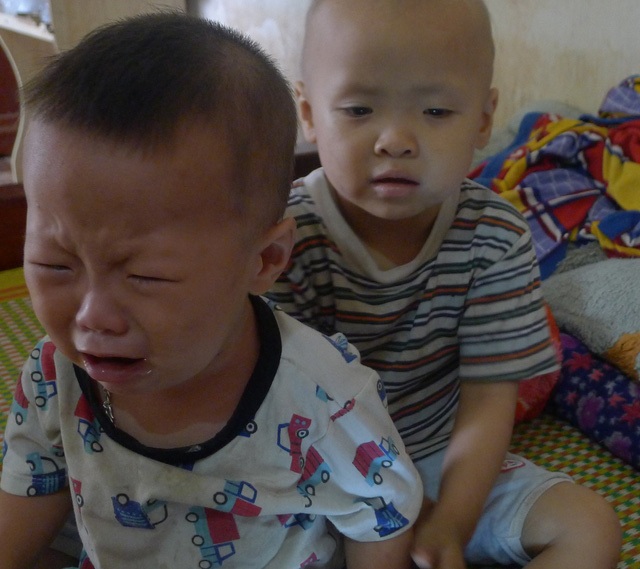 Hơn 54 triệu đồng đến với hai đứa trẻ bệnh tật đáng thương - 2 Em trai của bé Linh là bé Hải bị dị tật tay, chân 6 ngón, viêm gan B và có hạch.