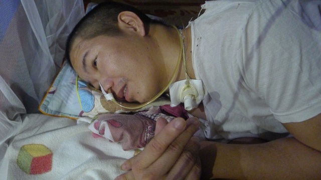 Do va chạm với tàu hỏa nên tính mạng của anh Sáng rơi vào tình cảnh ngàn cân treo sợi tóc.