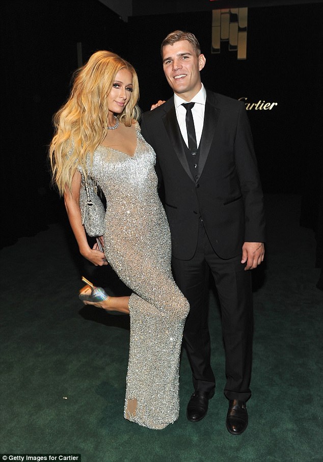 Paris Hilton hạnh phúc bên bồ trẻ - 4
Người đẹp tóc vàng khoe nhan sắc kiều diễm bên bạn trai - người mẫu kém cô 4 tuổi Chris Zylka