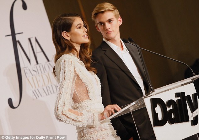 Hai con của Cindy Crawford nổi bật trong sự kiện - 5 
Cindy Crawford rất tự hào về 2 đứa con ngoan ngoãn, xinh đẹp