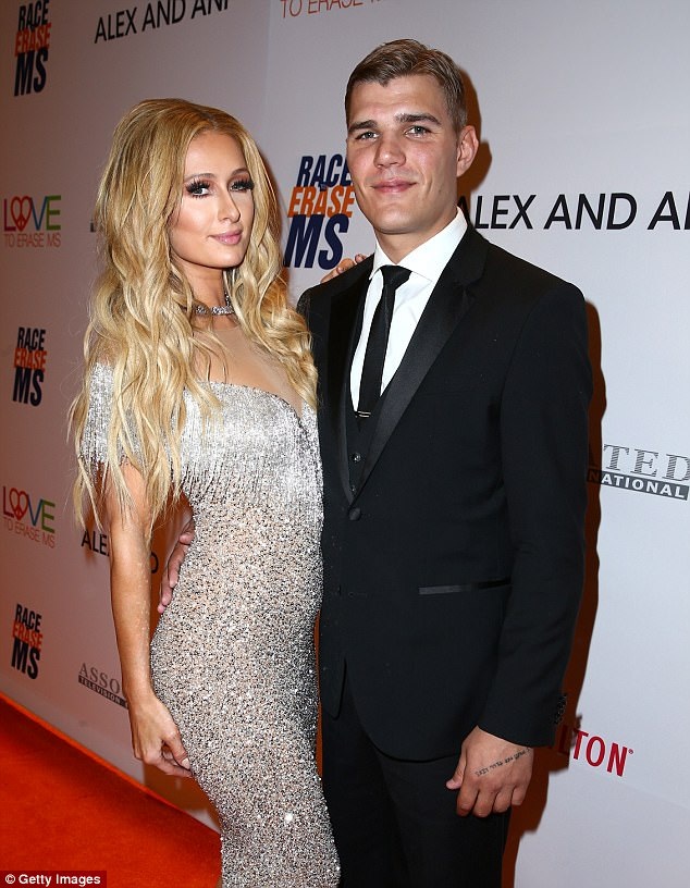 Paris Hilton hạnh phúc bên bồ trẻ - 5
Chris Zylka và kiều nữ giàu có nhà Hilton công khai hò hẹn từ tháng 2 vừa qua, người mẫu nam không tên tuổi hết lời ca ngợi bạn gái hài hước và đáng yêu