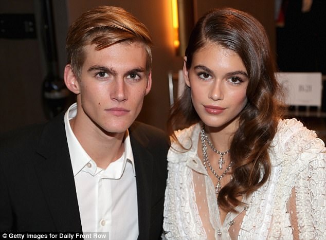 Hai con của Cindy Crawford nổi bật trong sự kiện - 7 
Kaia Gerber ở tuổi 16 đã lần đầu được diễn trong tuần lễ thời trang New York