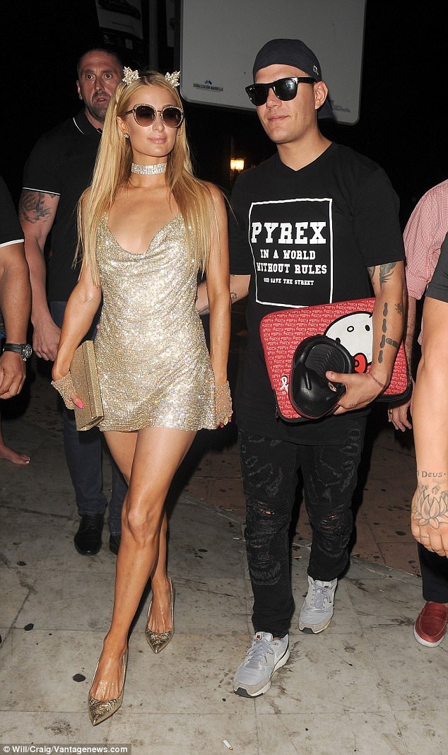 
Người đẹp 36 tuổi mong ước có bạn trai Chris Zylka ở bên mình trong buổi tiệc với lũ trẻ vì bạn trai cô cũng là người rất yêu trẻ con
