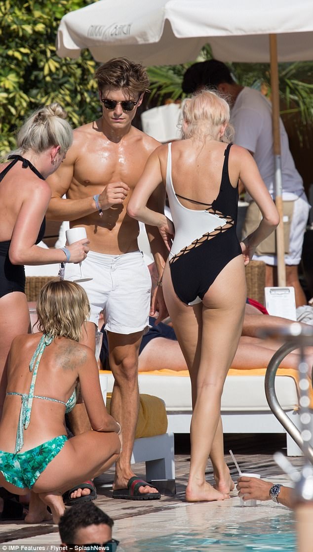 Ca sỹ Anh khoe dáng chuẩn bên bạn trai - 3
Đi cùng Pixie còn có bạn trai - người mẫu Oliver Cheshire