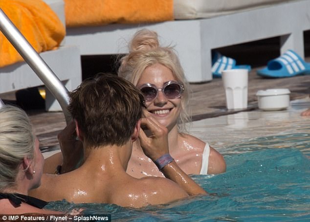 Ca sỹ Anh khoe dáng chuẩn bên bạn trai - 5
Ca sỹ nổi tiếng với bản hit Kiss the Stars đang làm giám khảo The Voice Kids Anh quốc 2017