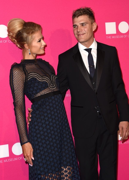 
Paris và Chris hẹn hò từ tháng 2 vừa qua và kể từ đó, ít khi Paris đi đâu không có bồ trẻ hộ tống
