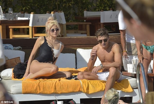 Ca sỹ Anh khoe dáng chuẩn bên bạn trai - 6
Cô là một trong những ca sỹ trẻ được lòng khán giả Anh quốc bởi giọng hát nội lực