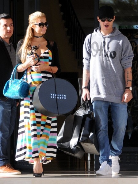 
Paris gọi Chris là bạn tri kỷ,cô hết lời khen bạn trai có nụ cười, đôi mắt đẹp và luôn ở bên cô chia sẻ mọi vui buồn.
