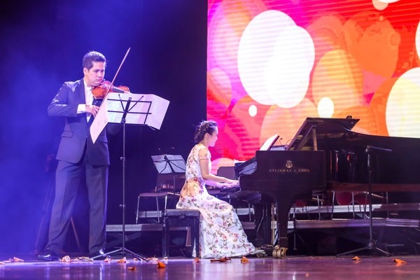 
Con gái và con rể nhạc sĩ Phú Quang- nghệ sĩ violon Bùi Công Duy và nghệ sĩ piano Trinh Hương biểu diễn trên sân khấu.
