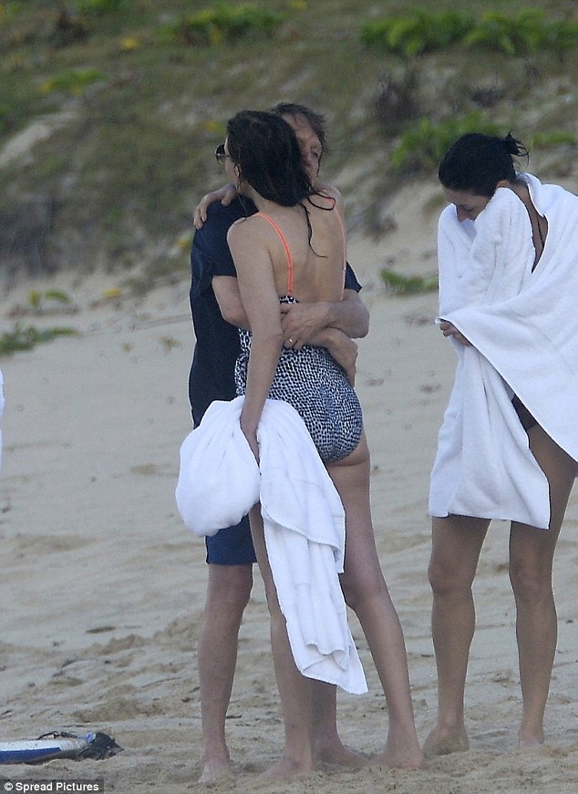 Paul McCartney hạnh phúc bên vợ kém 17 tuổi - 1
KHoảnh khắc tình tứ của vợ chồng Paul McCartney - Nancy Shevell trên bãi biển ở Saint-Barthélemy ngày 3/1 vừa qua