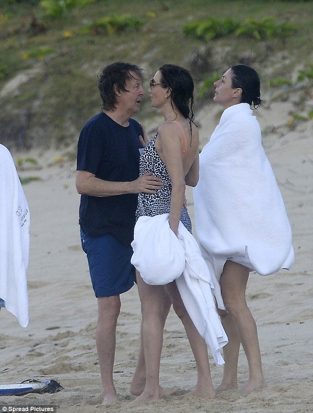 Paul McCartney hạnh phúc bên vợ kém 17 tuổi - 4
Paul McCartney sở hữu khối tài sản khủng hơn 1 tỷ đô la và ông cùng vợ sống thoải mái tại dinh thự lớn ở Anh quốc