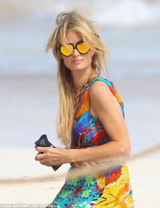 Paris Hilton “tình tứ” trai lạ trên biển - 6
Paris Hilton hài lòng với cuộc sống độc thân, sang chảnh