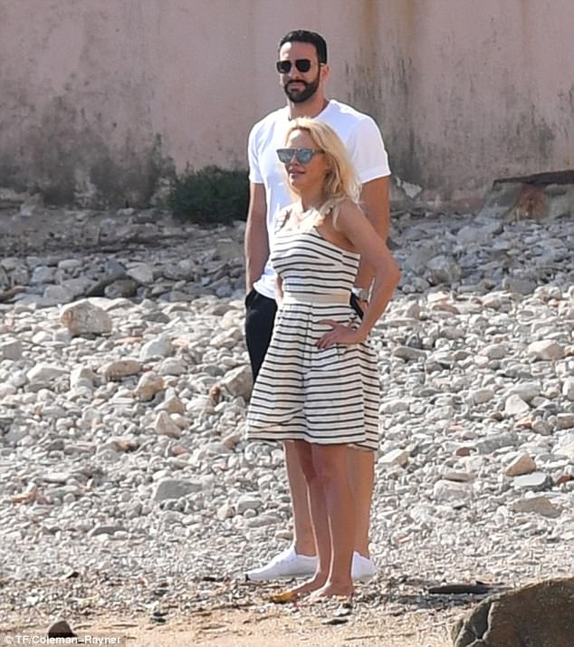 Pamela Anderson hẹn hò cầu thủ bóng đá kém 18 tuổi? - 1
Pamela Anderson sải bước cùng bạn trai tin đồn Adil Rami trên bãi biển St Tropez ngày 23/6 vừa qua