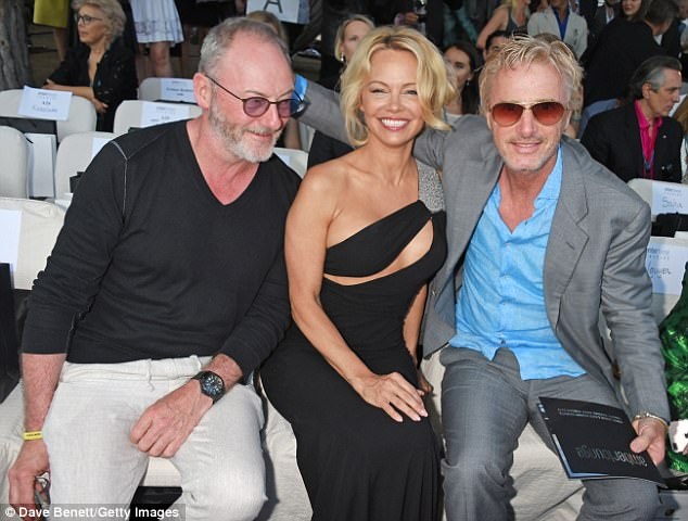 Pamela Anderson khoe ngực "khủng" đi xem thời trang - 6
Người đẹp tóc vàng vẫn bốc lửa dù đang qua tuổi ngũ tuần