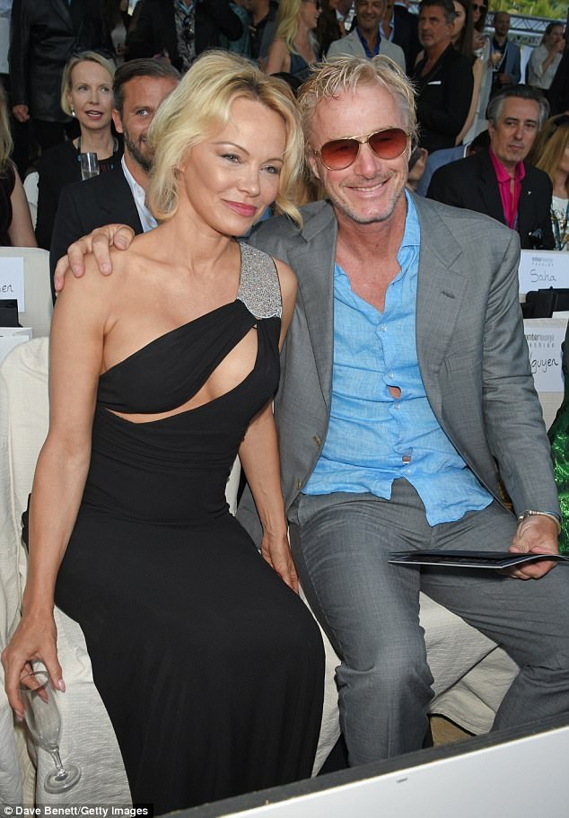 Pamela Anderson khoe ngực "khủng" đi xem thời trang - 7
Pamela Anderson chia sẻ cô vẫn tự tin khi chụp ảnh nóng
