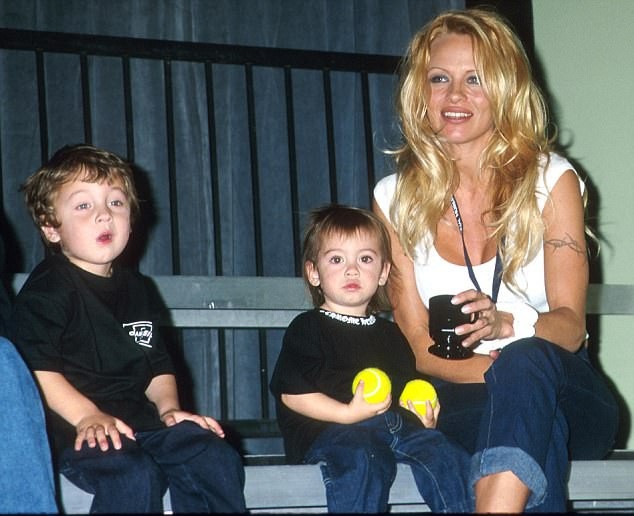 Con trai “quả bom sex” Pamela Anderson càng lớn càng điển trai - 3
Pamela Anderson đã làm mẹ đơn thân suốt nhiều năm qua. Cô tự hào khi hai con trai giờ trưởng thành điển trai và tham vọng.