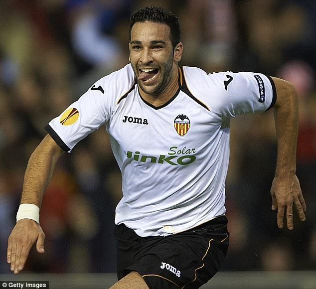 Con trai “quả bom sex” Pamela Anderson càng lớn càng điển trai - 5
...cầu thủ bóng đá 33 tuổi - Adil Rami