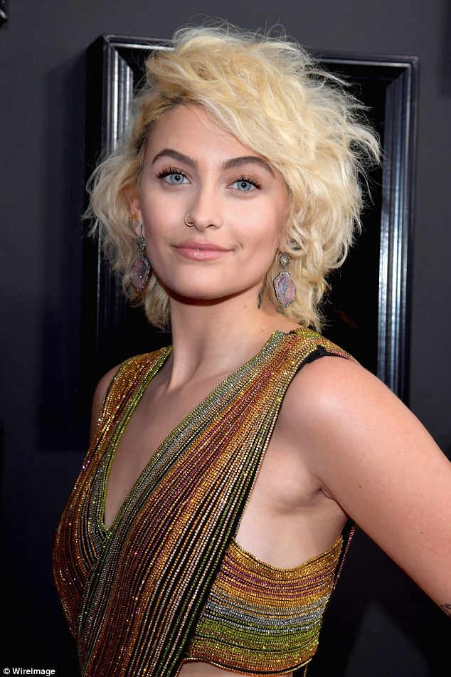 
Paris Jackson giờ đã hò hẹn và bắt đầu theo đuổi những mục tiêu sự nghiệp của bản thân. Tham dự các sự kiện lớn của làng giải trí là những bước đi đầu tiên của cô con gái 18 tuổi của Michael Jackson.

