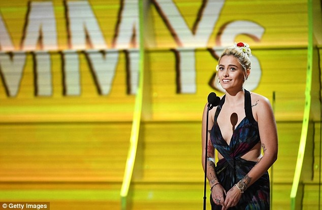 
Paris Jackson là một trong những người công bố giải thưởng của Grammy 2017.
