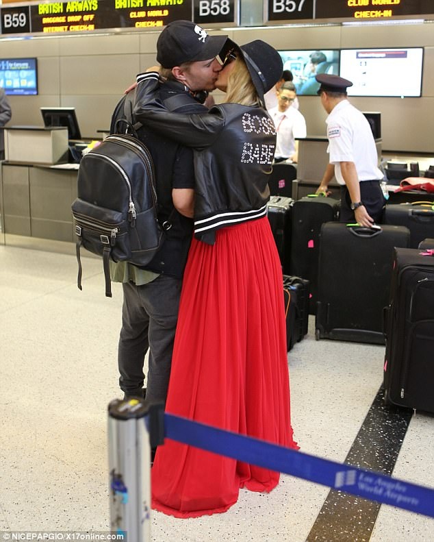 Paris Hilton tình tứ hôn bạn trai ngoài sân bay - 3
Kiều nữ tóc vàng xinh đẹp, rạng rỡ hơn từ khi hẹn hò với bạn trai kém tuổi