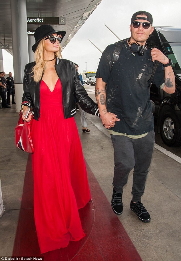 Paris Hilton tình tứ hôn bạn trai ngoài sân bay - 4
Paris hơn Chris Zylka 5 tuổi nhưng trông họ vẫn rất đẹp đôi