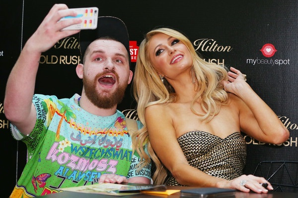 Paris Hilton phủ nhận tin đồn nâng ngực - 7
Paris Hilton vẫn luôn sở hữu lượng fans khủng vì thế mỗi khi cô tung ra sản phẩm mới thì đều được fans tới cổ vũ, ủng hộ.