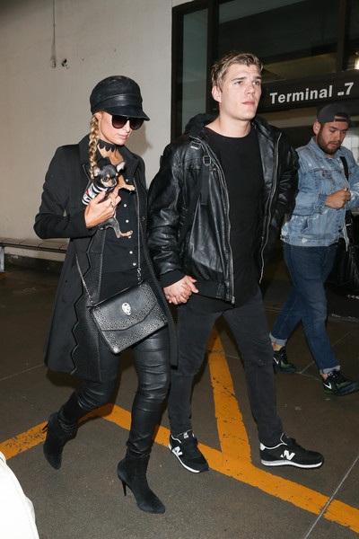 Paris Hilton khổ sở chỉnh trang váy áo hở tứ bề - 7
Hilton hạnh phúc trong tình yêu mới. Chris Zylka là diễn viên không mấy tên tuổi của Mỹ.