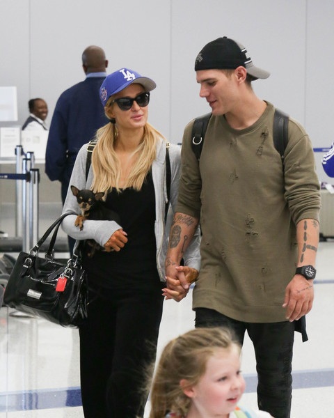 Paris Hilton tình tứ hôn bạn trai ngoài sân bay - 7
Gần đây Paris Hilton không đi đâu mà không có bạn trai hộ tống.