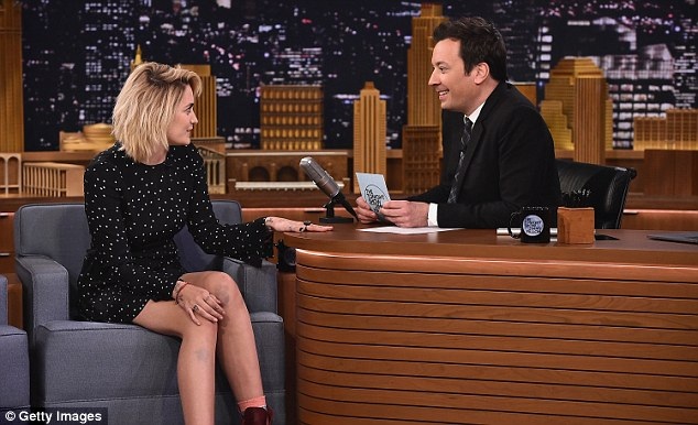 
Paris nói về cuộc sống, công việc hiện tại của cô với MC Jimmy Fallon. Cô gái 18 tuổi mới ký hợp đồng làm người mẫu với một công ty quản lý người mẫu hồi đầu năm 2017 và rất hào hứng với công việc này.
