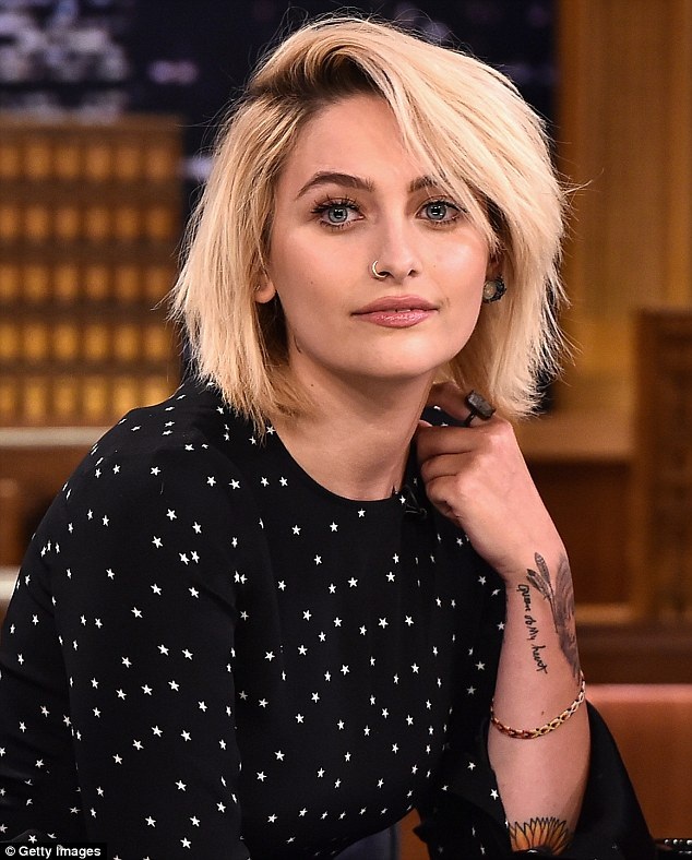 
Paris Jackson trong chương trình phỏng vấn tối 20/3. Cô là con gái duy nhất của vua nhạc Pop quá cố - Michael Jackson. Năm nay, Paris 18 tuổi và sở hữu gương mặt cá tính cùng dáng vóc khỏe mạnh.
