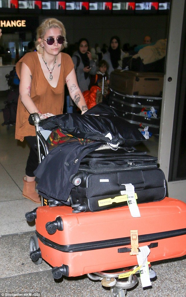 
Cô gái 18 tuổi khẳng định, cô sẽ không trả lời bất kỳ tờ báo nào khác và không muốn bình luận gì về những sự thật cô đã công bố trong buổi phỏng vấn mới đây.
